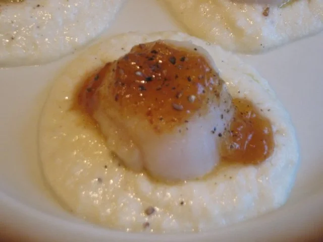 Jakobsmuscheln auf Zwiebelpüree mit Cognac-Orangenmarmelade - Rezept - Bild Nr. 2