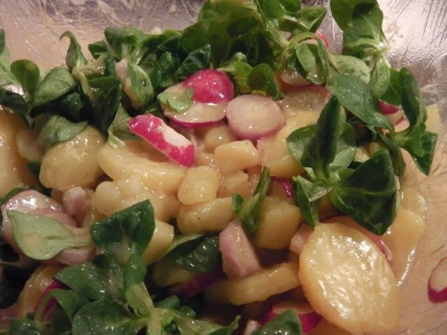 Stubengeheimnis vom Huhn mit Wiener Erdäpfel-Vogerlsalat - Rezept - Bild Nr. 7