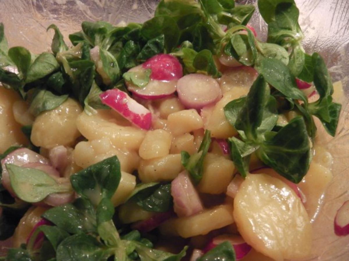 Stubengeheimnis vom Huhn mit Wiener ErdäpfelVogerlsalat Rezept kochbar.de