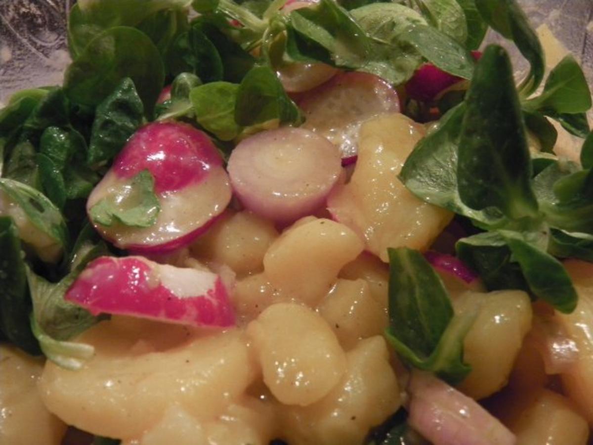 Stubengeheimnis vom Huhn mit Wiener Erdäpfel-Vogerlsalat - Rezept - Bild Nr. 3