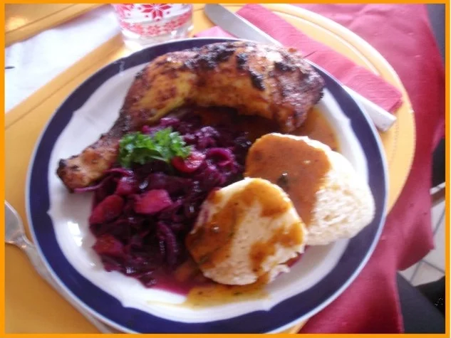 Knusprige Hähnchenschenkel mit Sauce, Gourmet-Rotkohl  und tschechischen Hefeknödeln - Rezept