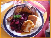 Knusprige Hähnchenschenkel mit Sauce, Gourmet-Rotkohl  und tschechischen Hefeknödeln - Rezept