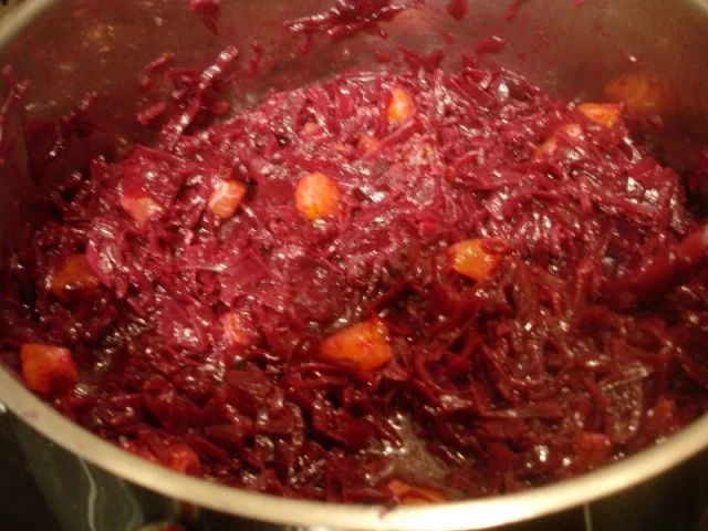 Knusprige Hähnchenschenkel mit Sauce, Gourmet-Rotkohl  und tschechischen Hefeknödeln - Rezept - Bild Nr. 9