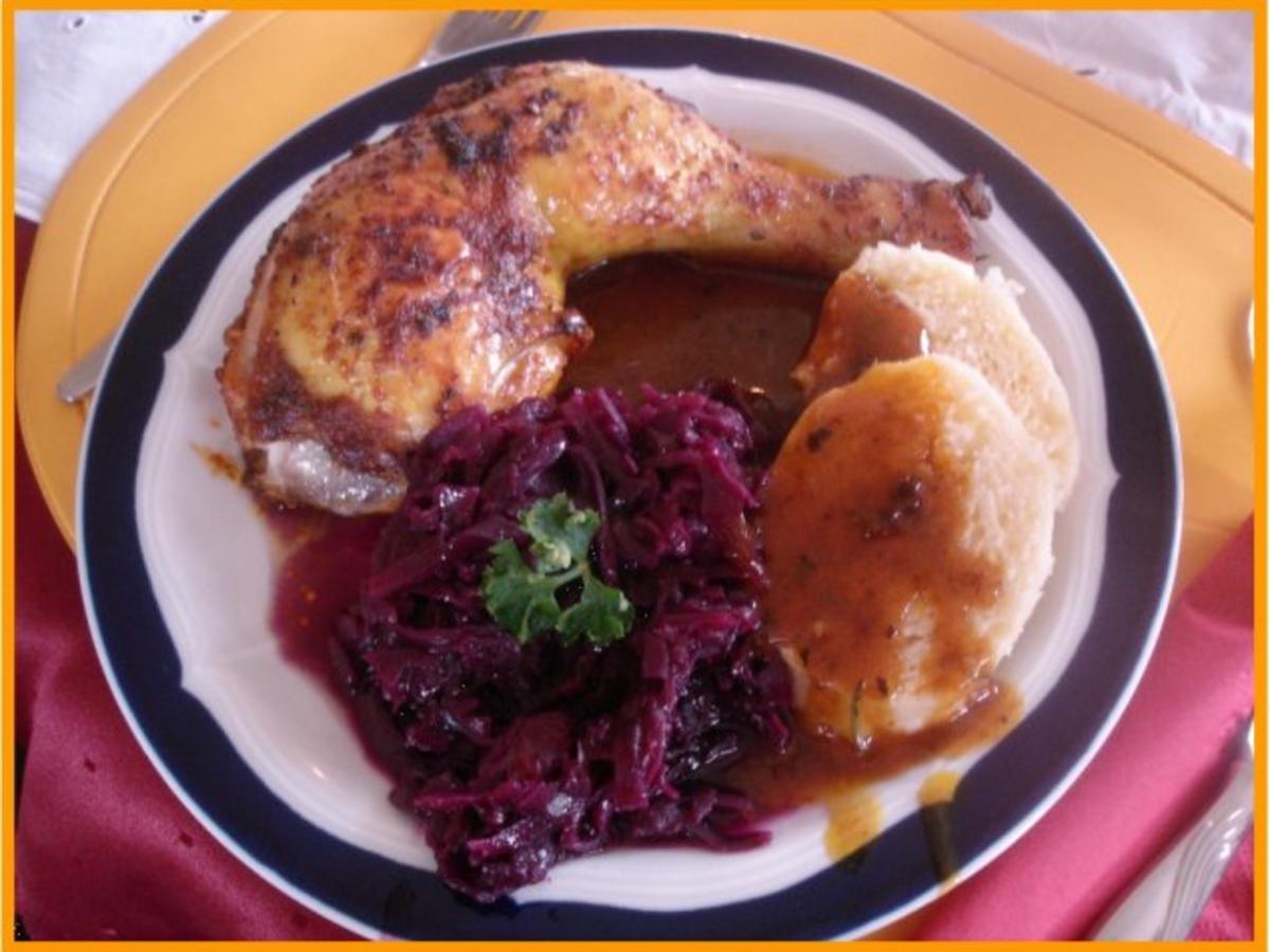 Knusprige Hähnchenschenkel mit Sauce, Gourmet-Rotkohl und tschechischen ...