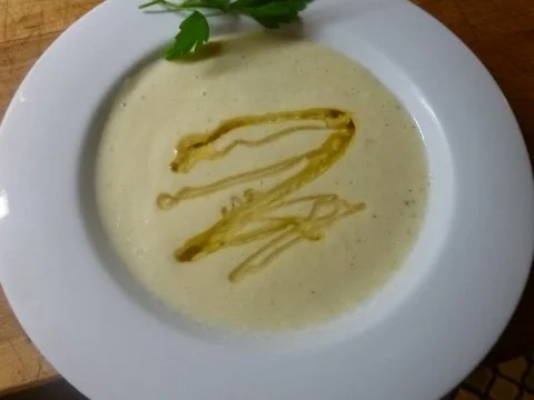 Schwarzwurzelschaum-Suppe mit Haselnusöl - Rezept