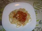 Hähnchenbrust an Zucchinigemüse mit Erdnussbandnudeln - Rezept