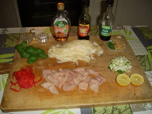 Hähnchenbrust an Zucchinigemüse mit Erdnussbandnudeln - Rezept - Bild Nr. 2