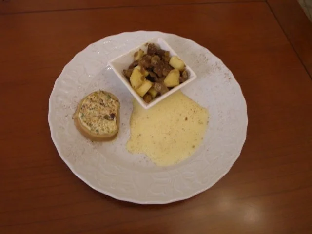 Rezept: Süßer Saumagen mit karamellisiertem Apfel-Maronen-Salat und kalter Bacchus-Sabayone Süßer Saumagen mit karamellisiertem Apfel-Maronen-Salat und kalter Bacchus-Sabayone - Rezept