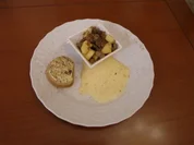 Süßer Saumagen mit karamellisiertem Apfel-Maronen-Salat und kalter Bacchus-Sabayone - Rezept