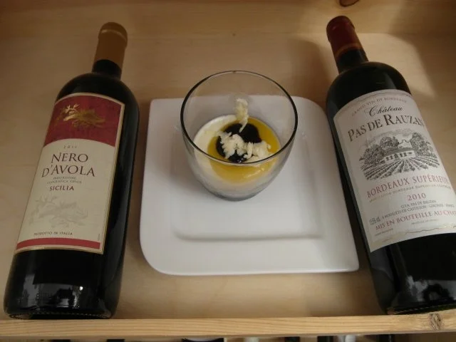 Kokos-Panna-Cotta, Mangospiegel, Weißer Schokogranita und Olivenkaramell - Rezept