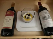 Rezept: Kokos-Panna-Cotta, Mangospiegel, Weiรer Schokogranita und Olivenkaramell Kokos-Panna-Cotta, Mangospiegel, Weiรer Schokogranita und Olivenkaramell - Rezept