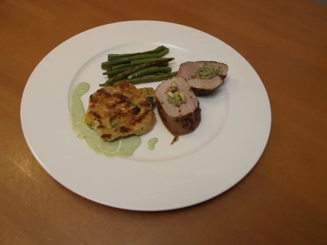 Schweinelende gefüllt mit Chili, Käse, Pinienkernen und grünen Bohnen, Mais & Zucchini - Rezept