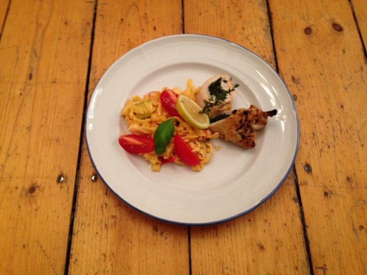 Bilder für Gefüllte Poulardenbrust an Pasta al Limone mit Kirschtomaten & Zucchini - Rezept