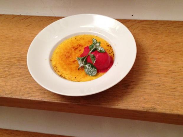 Crème Brûlée mit Beerensorbet