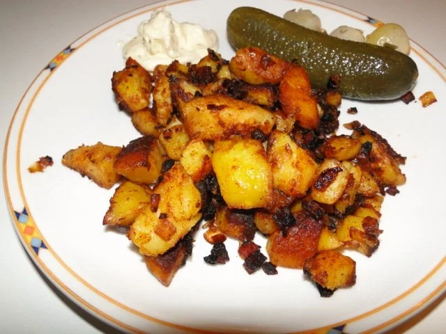 Rezept: Sauerfleisch mit Bratkartoffeln (eigentlich Sülze, die habe ich aber verzaubert) Sauerfleisch mit Bratkartoffeln (eigentlich Sülze, die habe ich aber verzaubert) - Rezept