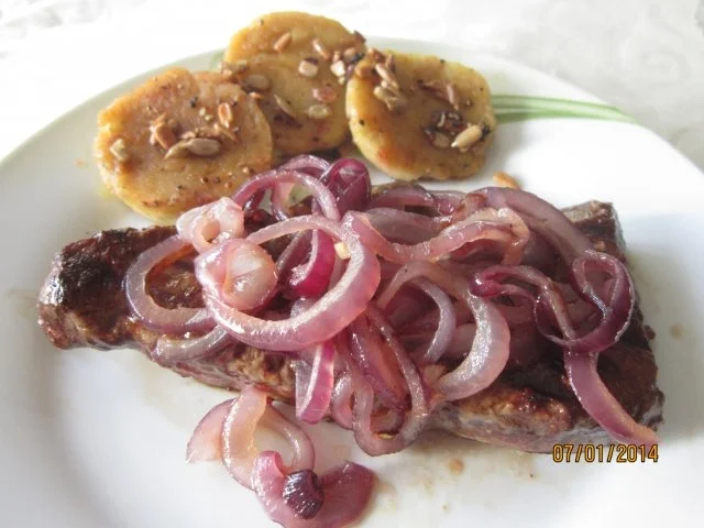 Zwiebelrostbraten mit gebratenen Semmelknödel - Rezept
