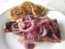 Zwiebelrostbraten mit gebratenen Semmelknödel - Rezept