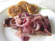 Zwiebelrostbraten mit gebratenen Semmelknödel - Rezept
