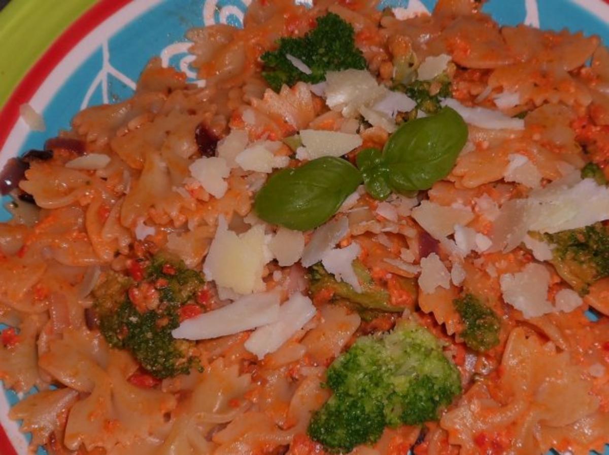 Pasta: Farfalle mit Paprika-Mandel-Pesto und Broccoli - Rezept