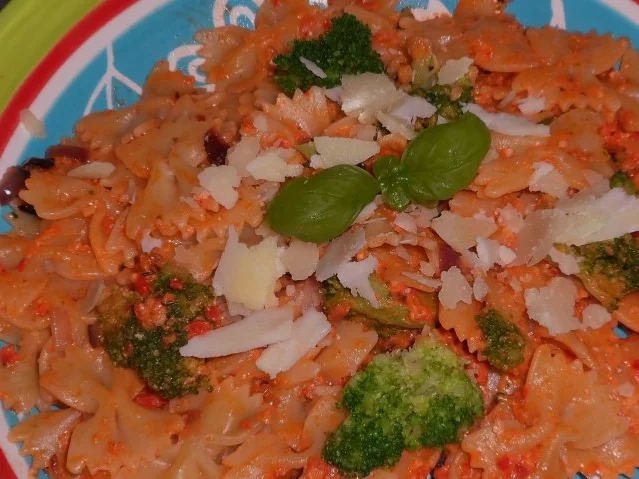 Rezept: Pasta: Farfalle mit Paprika-Mandel-Pesto und Broccoli Pasta: Farfalle mit Paprika-Mandel-Pesto und Broccoli - Rezept