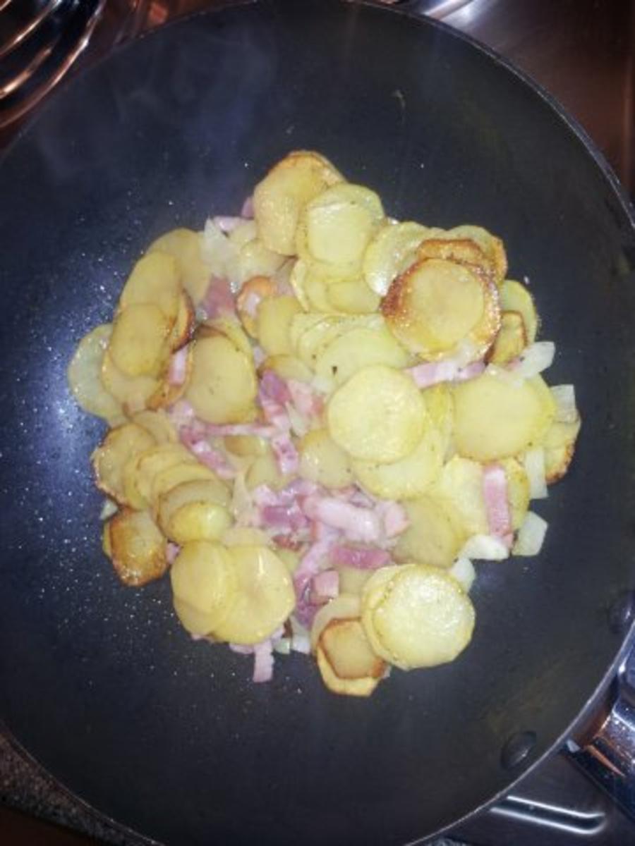 Bratkartoffeln in gesellschaft mit Brathering und Gewürzgurke - Rezept