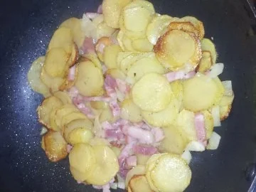 Bratkartoffeln in gesellschaft mit Brathering und Gewürzgurke - Rezept