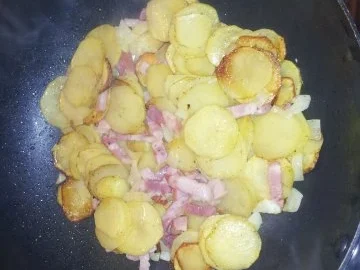 Bratkartoffeln in gesellschaft mit Brathering und Gewürzgurke - Rezept - Bild Nr. 2