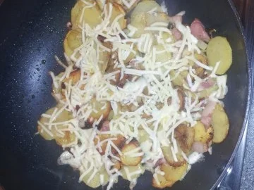 Bratkartoffeln in gesellschaft mit Brathering und Gewürzgurke - Rezept - Bild Nr. 3