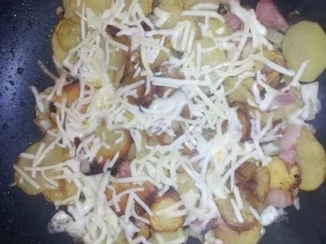 Bratkartoffeln in gesellschaft mit Brathering und Gewürzgurke - Rezept - Bild Nr. 4