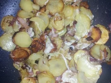 Bratkartoffeln in gesellschaft mit Brathering und Gewürzgurke - Rezept - Bild Nr. 5