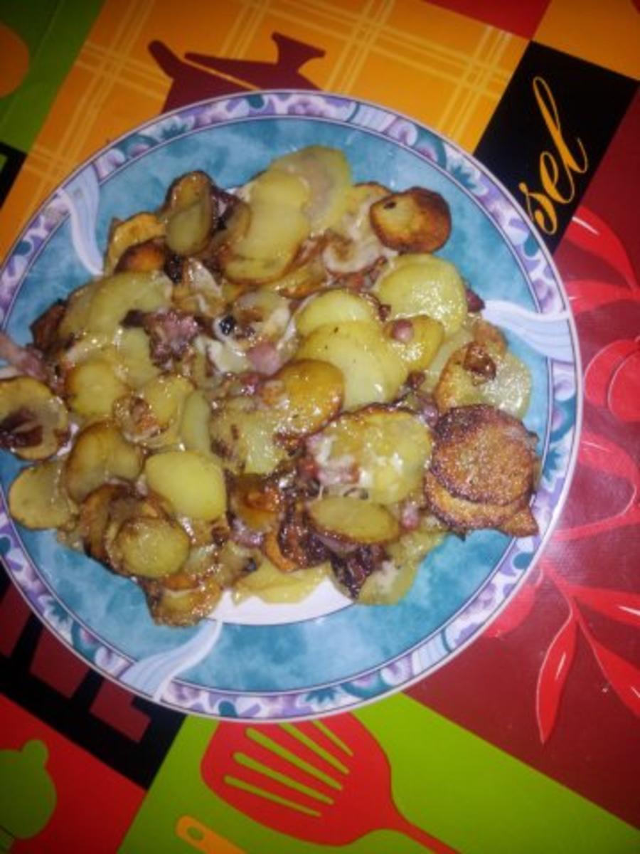 Bratkartoffeln in gesellschaft mit Brathering und Gewürzgurke - Rezept - Bild Nr. 6