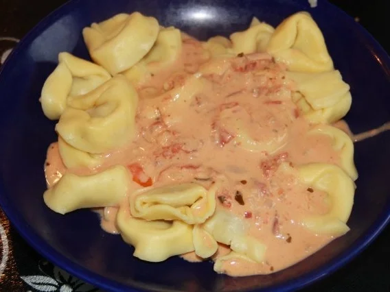 Rezept: Tortellini mit Tomaten - Käse - Sahnesoße Tortellini mit Tomaten - Käse - Sahnesoße - Rezept