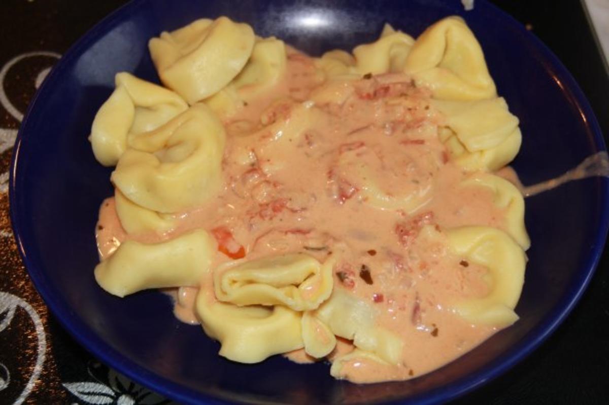 Bilder für Tortellini mit Tomaten - Käse - Sahnesoße - Rezept