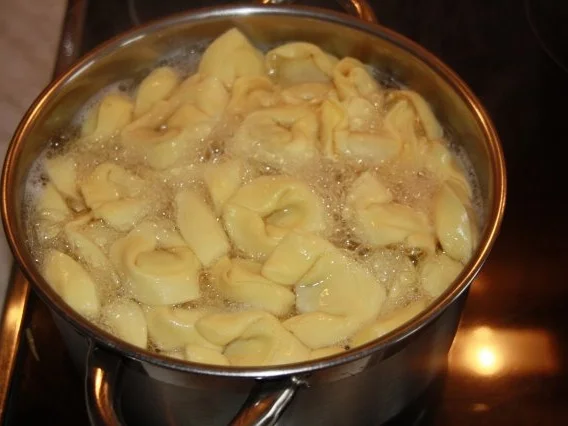 Rezept: Tortellini mit Tomaten - Käse - Sahnesoße Bild Nr. 4 Tortellini mit Tomaten - Käse - Sahnesoße - Rezept - Bild Nr. 4