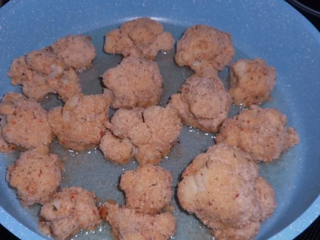 Rezept: Gemüse: Knusprig gebratener Blumenkohl & dazu ein fruchtig-pikanter Paprika-Dip Bild Nr. 7 Gemüse: Knusprig gebratener Blumenkohl & dazu ein fruchtig-pikanter Paprika-Dip - Rezept - Bild Nr. 7