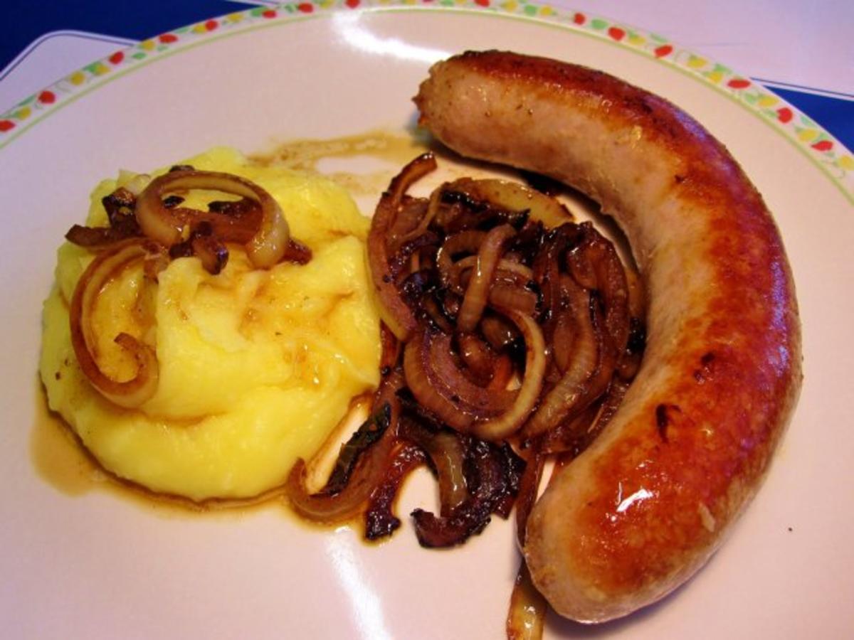 Bratwurst mit gebratenem Wirsing und Kartoffelpüree - Rezept - kochbar.de