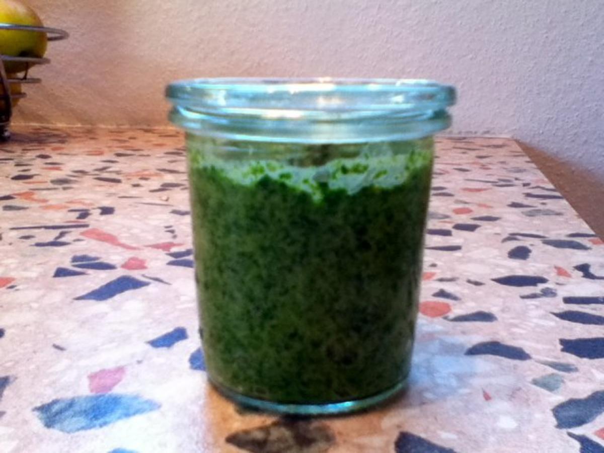 Spinat Pesto - schnell &amp; einfach - 227 kcal/100g