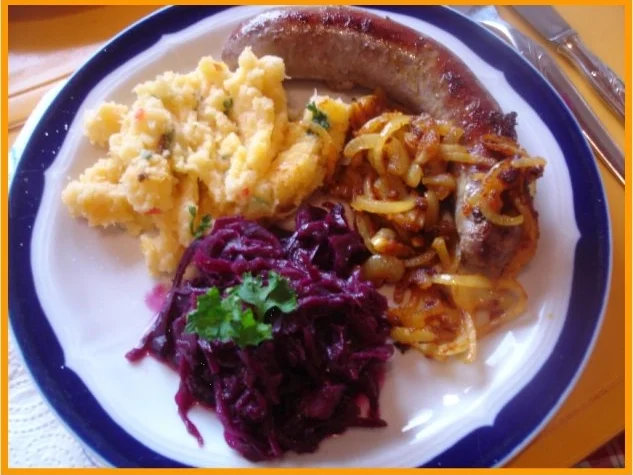 Bratwurst mit Gourmet-Rotkohl, Steckrüben-Kartoffelstampf und gerösteten Zwiebeln - Rezept