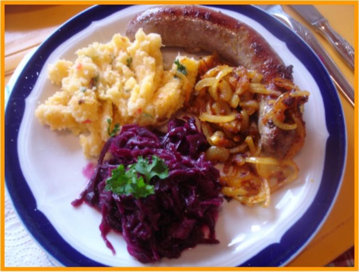 Bilder für Bratwurst mit Gourmet-Rotkohl, Steckrüben-Kartoffelstampf und gerösteten Zwiebeln - Rezept