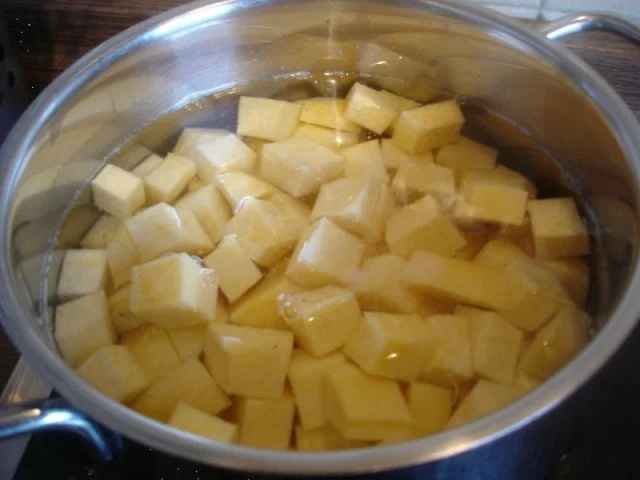 Bratwurst mit Gourmet-Rotkohl, Steckrüben-Kartoffelstampf und gerösteten Zwiebeln - Rezept - Bild Nr. 3