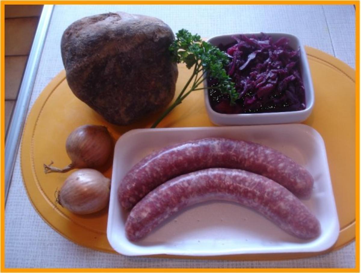 Bratwurst mit Gourmet-Rotkohl, Steckrüben-Kartoffelstampf und gerösteten Zwiebeln - Rezept - Bild Nr. 2