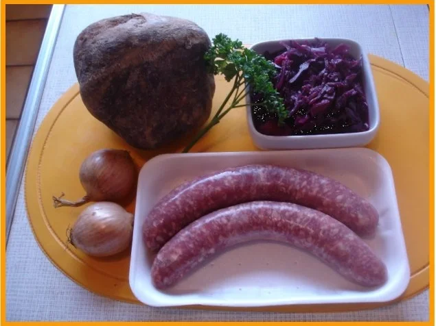 Bratwurst mit Gourmet-Rotkohl, Steckrüben-Kartoffelstampf und gerösteten Zwiebeln - Rezept - Bild Nr. 2