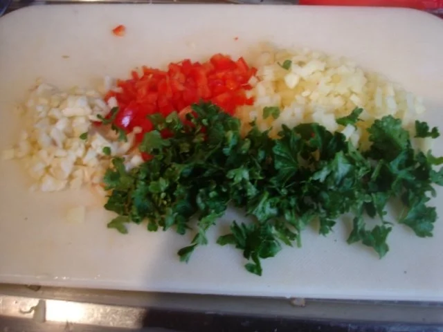 Bratwurst mit Gourmet-Rotkohl, Steckrüben-Kartoffelstampf und gerösteten Zwiebeln - Rezept - Bild Nr. 4