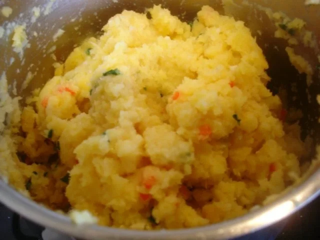 Bratwurst mit Gourmet-Rotkohl, Steckrüben-Kartoffelstampf und gerösteten Zwiebeln - Rezept - Bild Nr. 5