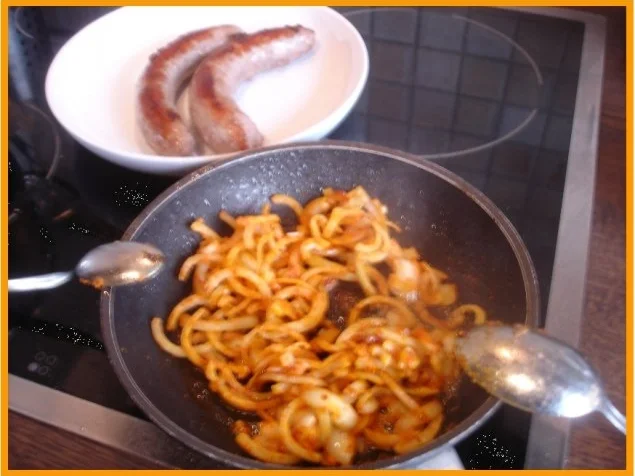 Bratwurst mit Gourmet-Rotkohl, Steckrüben-Kartoffelstampf und gerösteten Zwiebeln - Rezept - Bild Nr. 9