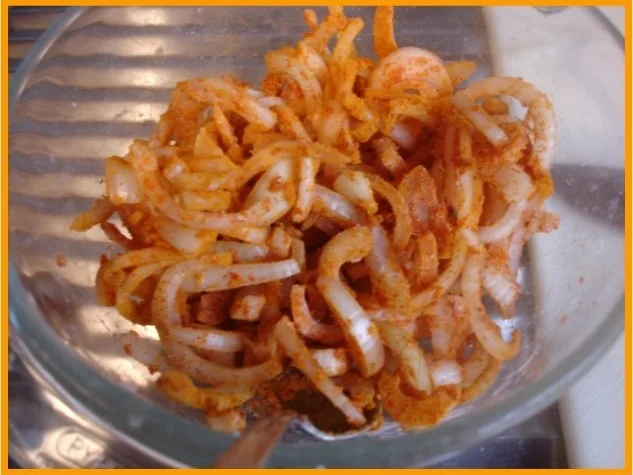 Bratwurst mit Gourmet-Rotkohl, Steckrüben-Kartoffelstampf und gerösteten Zwiebeln - Rezept - Bild Nr. 8