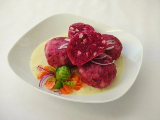Rote-Bete Knödel mit Meerrettich-Sahne-Sauce - Rezept