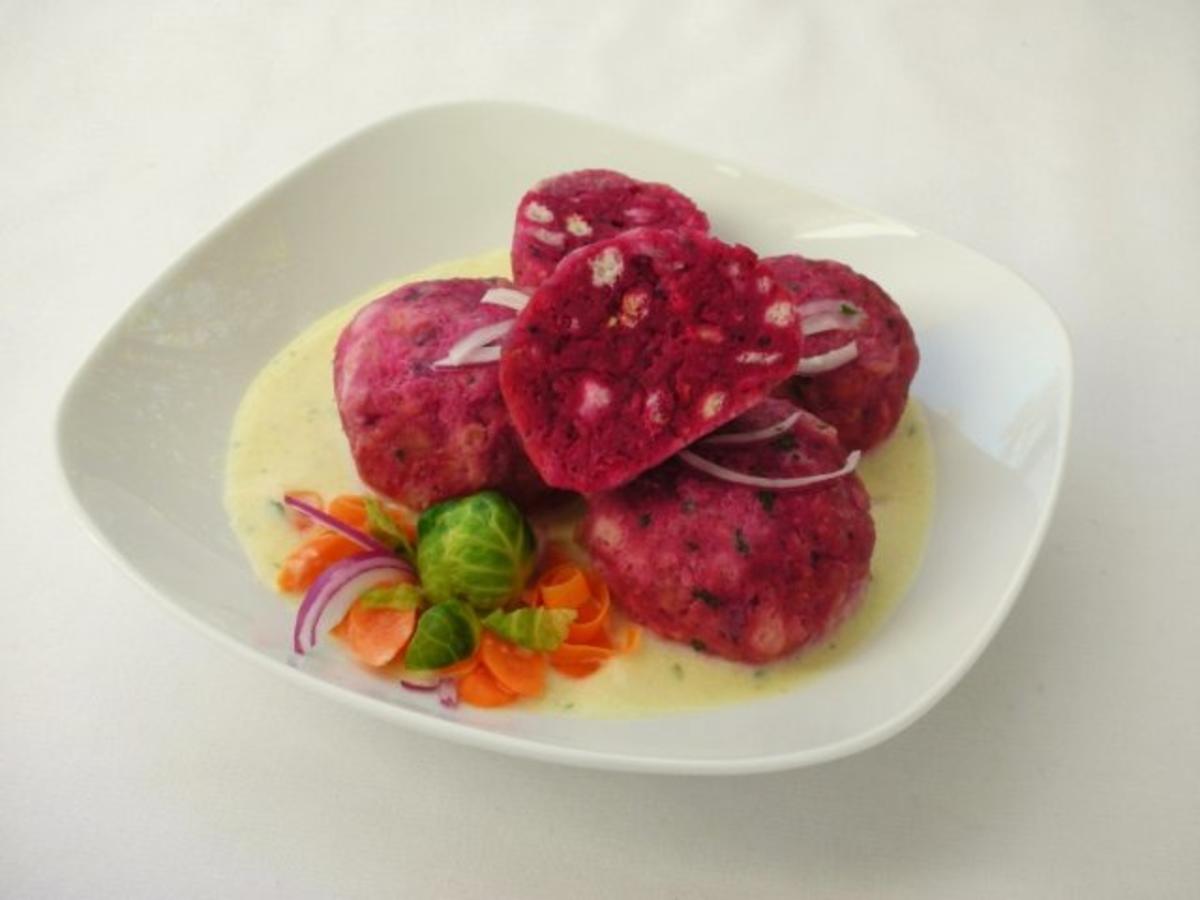 Bilder für Rote-Bete Knödel mit Meerrettich-Sahne-Sauce - Rezept