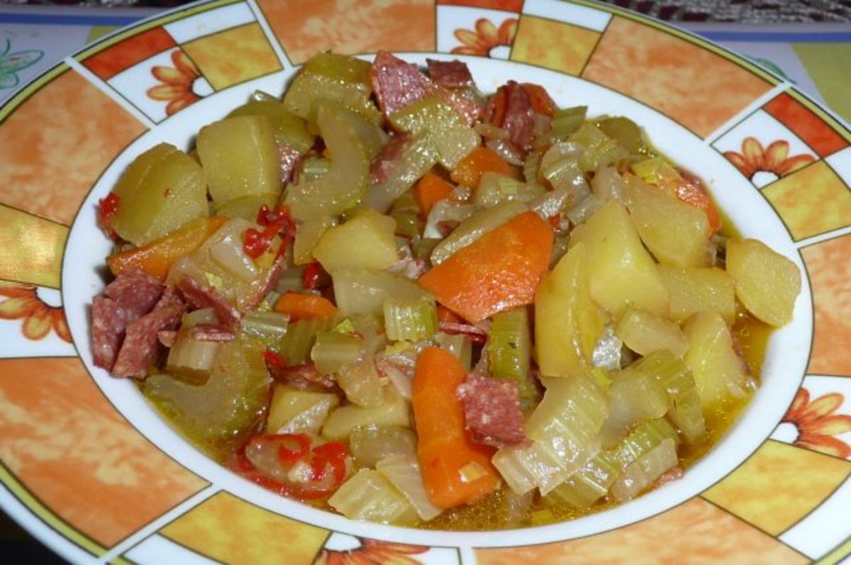 Eintopf: Staudensellerie mit Möhren und Kartoffeln - Rezept - kochbar.de