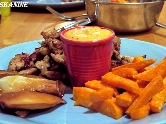 Süsskartoffel-Pommes, Hähnchengeschnetzeltes, Kräuterseitlinge, pikante Majo - Rezept